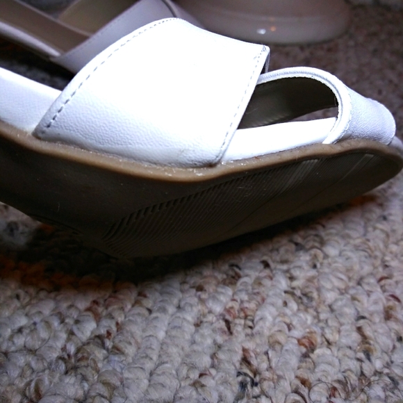 Kelly & Katie Retro 1960's Style, White Leather Criss-Cross Slide Sandals - Picture 5 of 12